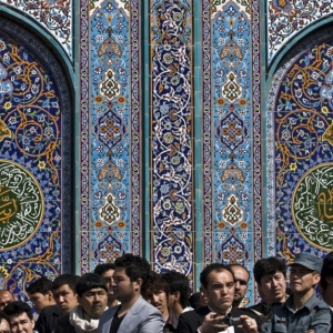 Ali Hamed Haghdoust, Afghan men wait to see the holy flag at the Kart-e Sakhi mosque in Kabul, Photograph, March 21, 2013.