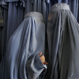 Farzana Wahidy, Conversation in a burqa shop, Kabul Afghanistan, May 2, 2007